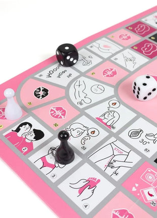 Illustriertes brettspiel secret play mission 69 mit rosa weißem spielbrett, schwarzen weißen würfeln und farbigen figuren