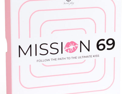 Rosa-weiße rechteckige box mit geometrischen linien und text mission 69 neben lippenstiftabdruck für secret play brettspiel für paare