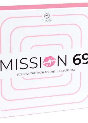 Rosa-weiße rechteckige box mit geometrischen linien und text mission 69 neben lippenstiftabdruck für secret play brettspiel für paare