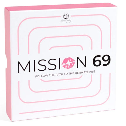 Rosa-weiße rechteckige box mit geometrischen linien und text mission 69 neben lippenstiftabdruck für secret play brettspiel für paare
