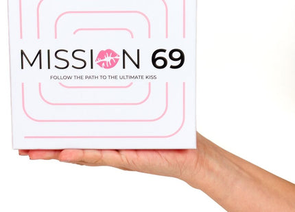 Weiße rechteckige box mit pinken geometrischen linien und schwarzem text mission 69 pinker lippenstift secret play spiel für paare