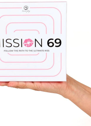 Weiße rechteckige box mit pinken geometrischen linien und schwarzem text mission 69 pinker lippenstift secret play spiel für paare