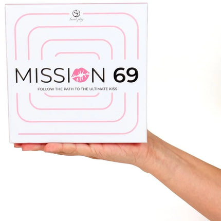 Weiße rechteckige box mit pinken geometrischen linien und schwarzem text mission 69 pinker lippenstift secret play spiel für paare