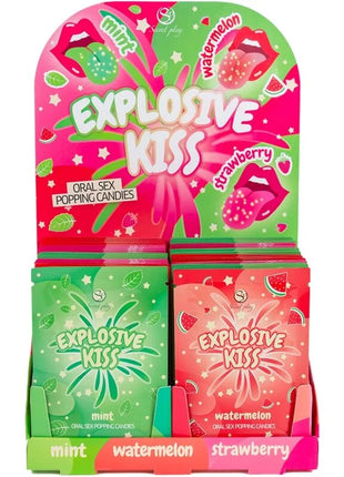 Vibranter pink grüner displayständer mit explosivem kuss popping candy in minze wassermelone und erdbeere