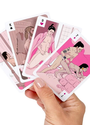 Rosa illustrierte spielkarten mit stilisierten figuren im badezimmer für paare secret play kartenspiel