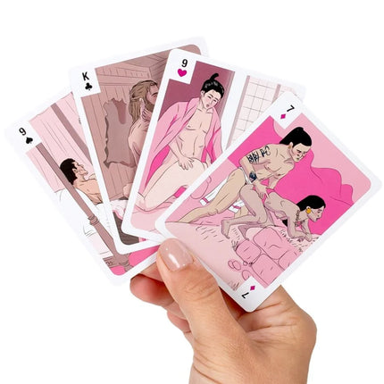 Rosa illustrierte spielkarten mit stilisierten figuren im badezimmer für paare secret play kartenspiel