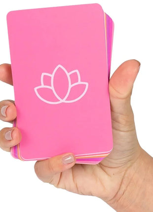 Ein lebhaftes pinkfarbenes kartenspiel mit minimalistischem weißem lotusblumendesign für massagezeit