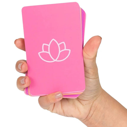 Ein lebhaftes pinkfarbenes kartenspiel mit minimalistischem weißem lotusblumendesign für massagezeit