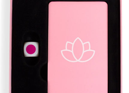 Pink rechteckige karte mit weißem lotuslogo und kleinem weißen würfel mit magentafleck für secret play paarspiel massage time