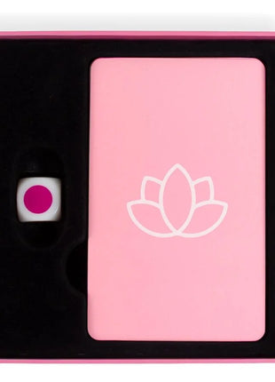 Pink rechteckige karte mit weißem lotuslogo und kleinem weißen würfel mit magentafleck für secret play paarspiel massage time