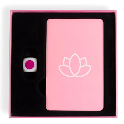 Pink rechteckige karte mit weißem lotuslogo und kleinem weißen würfel mit magentafleck für secret play paarspiel massage time