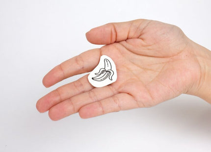 Weißer email-pin in bananenform mit schwarzer linienzeichnung aus der candy collection temporärer tattoos set