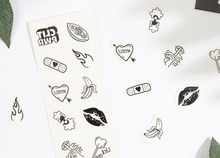 Ein set mit 10 temporären schwarz-weiß tattoos aus der candy collection mit diversen motiven wie herzen und worten
