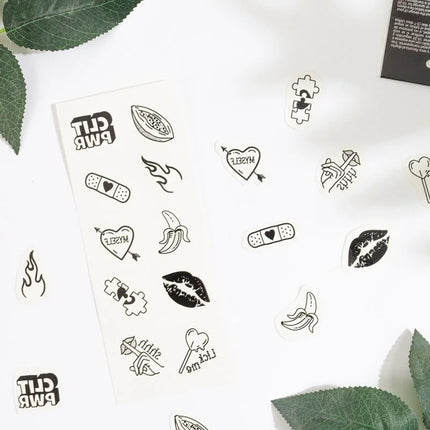 Ein set mit 10 temporären schwarz-weiß tattoos aus der candy collection mit diversen motiven wie herzen und worten