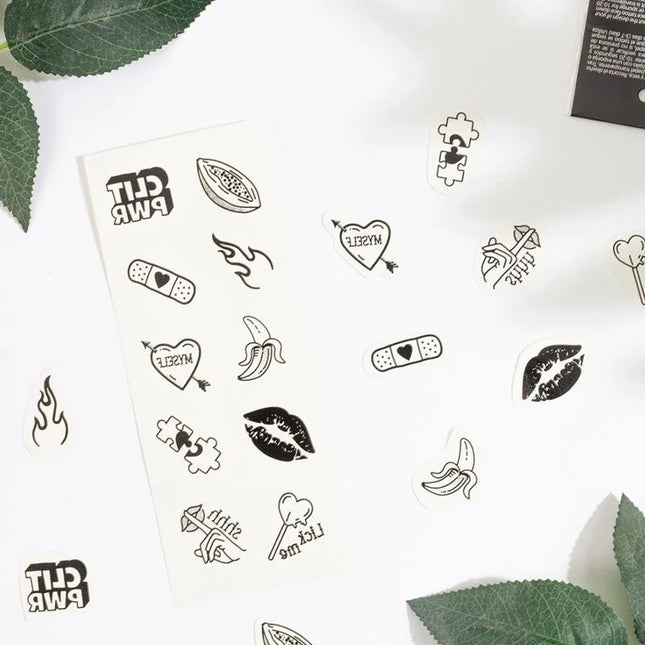 Ein set mit 10 temporären schwarz-weiß tattoos aus der candy collection mit diversen motiven wie herzen und worten