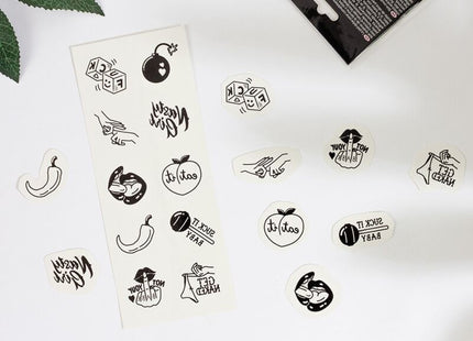 Ein set mit 10 schwarz-weißen temporären tattoos aus der spicy kollektion mit verspielten designs wie würfeln und bombs