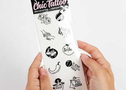 Eine klar verpackte set mit 10 schwarzen temporären tattoos aus der spicy collection mit würfel lippen und chili motiven
