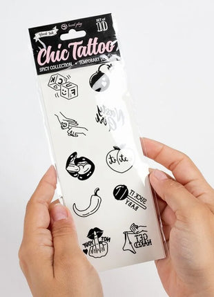 Eine klar verpackte set mit 10 schwarzen temporären tattoos aus der spicy collection mit würfel lippen und chili motiven