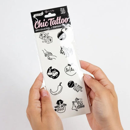 Eine klar verpackte set mit 10 schwarzen temporären tattoos aus der spicy collection mit würfel lippen und chili motiven