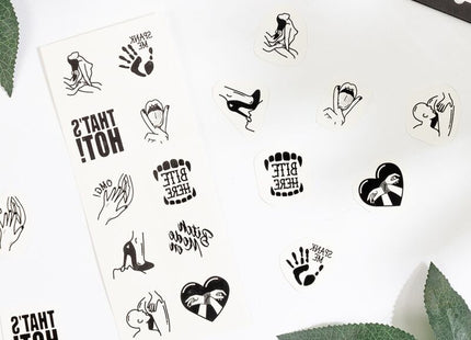Schwarz-weiß illustrierte nagelsticker mit spielerischen kinky designs wie händen, high heels und provokativen sprüchen