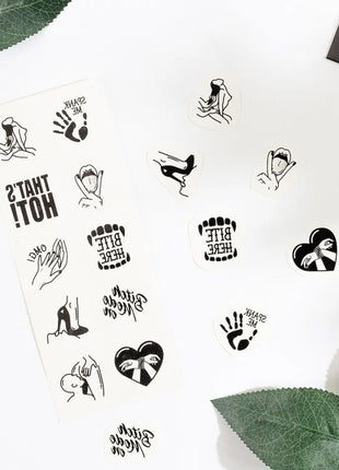 Schwarz-weiß illustrierte nagelsticker mit spielerischen kinky designs wie händen, high heels und provokativen sprüchen