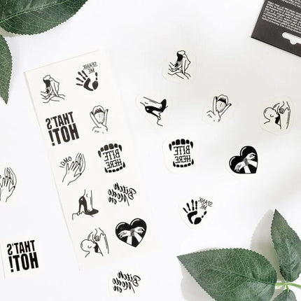 Schwarz-weiß illustrierte nagelsticker mit spielerischen kinky designs wie händen, high heels und provokativen sprüchen