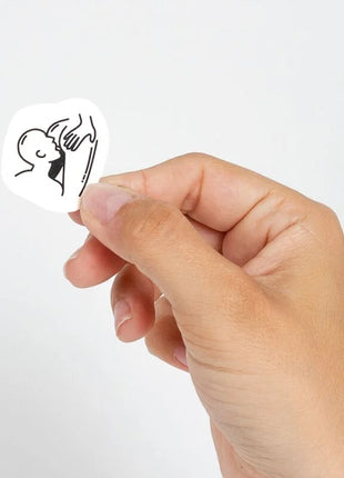 Weißer runder aufkleber mit minimalistischer schwarzer linienzeichnung eines babys aus dem secret play set mit 10 temporären tattoos der kinky collection