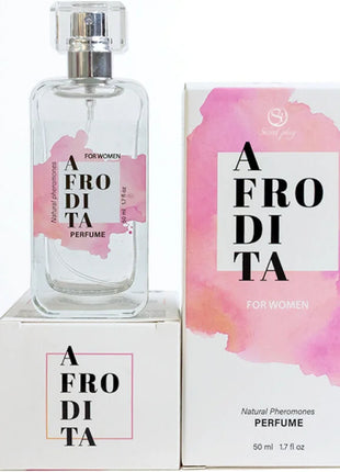 Ein gefrosteter glas-parfümflakon mit silberner spraydüse und rosa aquarell-etikett neben passender box secretplay aphrodite natürliche pheromon parfumspray 50 ml