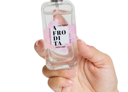 Ein klarer glasparfumflakon mit silbernem sprühkopf und rosa etikett afro di ta parfum für frauen