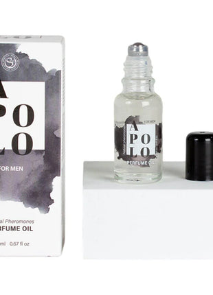 Klare glas roll-on flasche mit silberner rollerkappe und schwarzem schraubverschluss neben weißer box mit schwarzer typografie für secretplay apolo pheromon-parfümöl 20 ml