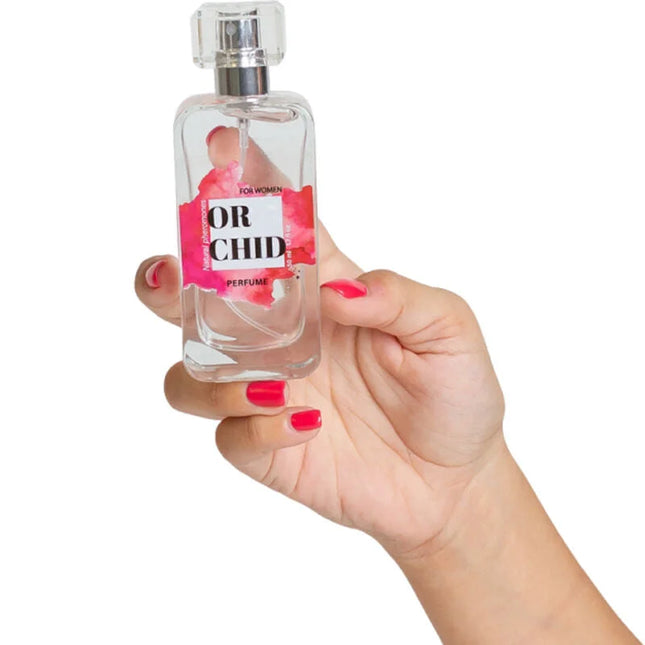 Eine klare glasparfümflasche mit silberner sprühdüse und pinkem blumenetikett or chid secretplay orchidée natürliche pheromon parfumspray 50 ml