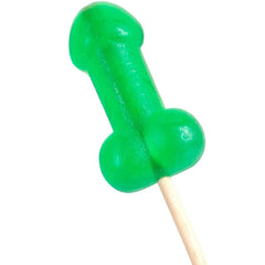 Ein glänzender grüner lutscher in penile form mit minzgeschmack und kühleffekt von secretplay auf holzstab
