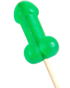 Ein glänzender grüner lutscher in penile form mit minzgeschmack und kühleffekt von secretplay auf holzstab