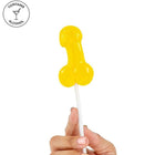 Ein leuchtend gelber, glänzender lutscher in phallusform mit weißem stiel aus der serie secretplay schwanlutscher mit alkohol-ananas-colada