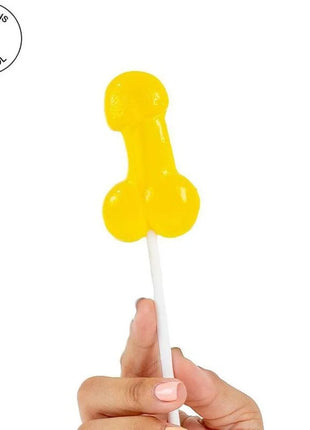 Ein leuchtend gelber, glänzender lutscher in phallusform mit weißem stiel aus der serie secretplay schwanlutscher mit alkohol-ananas-colada