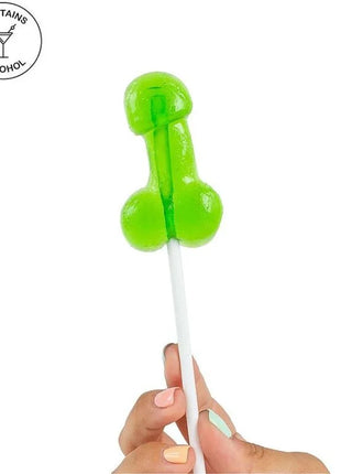 Ein leuchtend grüner, glänzender lutscher in phallusform mit weißem stiel von secretplay mit alkohol-caipirinha geschmack