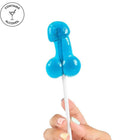 Ein glänzender blau-lackierter lutscher in phallusform auf weißem stiel mit gin und tonic aromafüllung