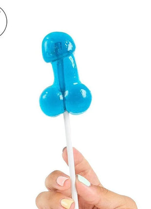 Ein glänzender blau-lackierter lutscher in phallusform auf weißem stiel mit gin und tonic aromafüllung