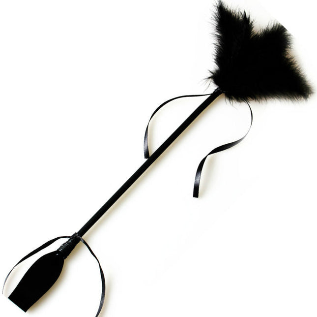 Schwarzer federwedel mit schlankem griff und dekorativen schleifen aus geheimplay whip und tickle schwarz