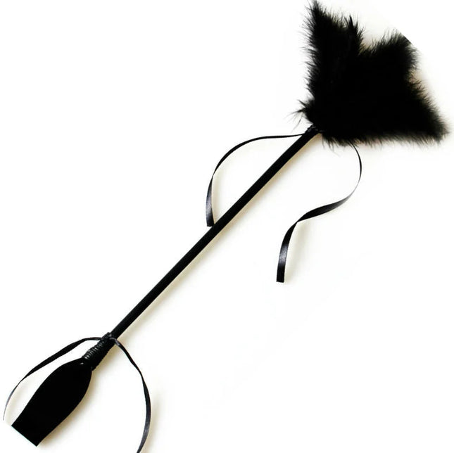 Schwarzer federwedel mit schlankem griff und dekorativen schleifen aus geheimplay whip und tickle schwarz
