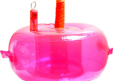 Pink aufblasbarer pool float von seven creations mit orangefarbenem dildo und roter fernbedienung oben befestigt