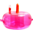 Pink aufblasbarer pool float von seven creations mit orangefarbenem dildo und roter fernbedienung oben befestigt