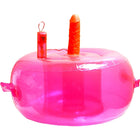 Pink aufblasbarer pool float von seven creations mit orangefarbenem dildo und roter fernbedienung oben befestigt