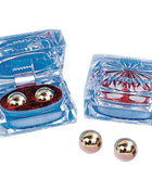 Sechs kristallbox mit roten samtinterieur und zwei goldenen ben wa-kugeln von seven creations