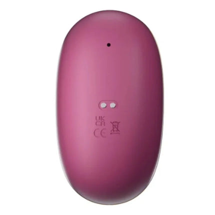 Eine matte pinke automatische klitorispumpe she e o mit schlanker ovaler form und dezenten prägungen