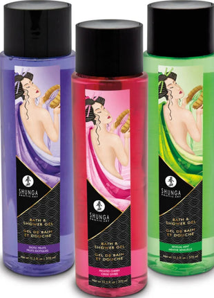 Drei durchsichtige shunga bad und duschgelflaschen in lila, rosa und grün mit schwarzen verschlüssen und illustrationen