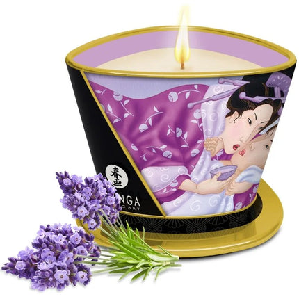 Lavendelduftkerze in dekorativem keramikgefäß mit geisha-illustration in lila und schwarz, goldrand und ming art logo
