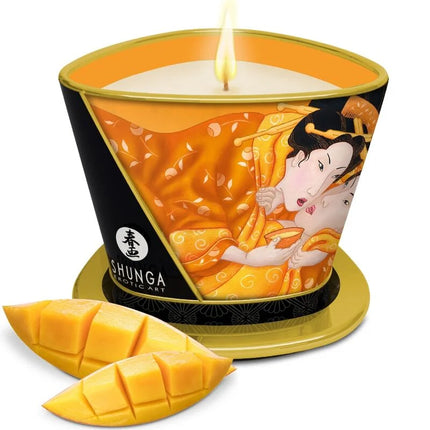 Ein brennendes orangen-schwarzes shunga massagekerze mango 170 ml in einer dekorativen dose mit geisha-illustration