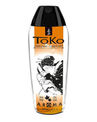 Klarer plastikflasche mit schwarzem verschluss und orangefarbenem etikett mit geisha-illustration für toko aroma gleitmittel