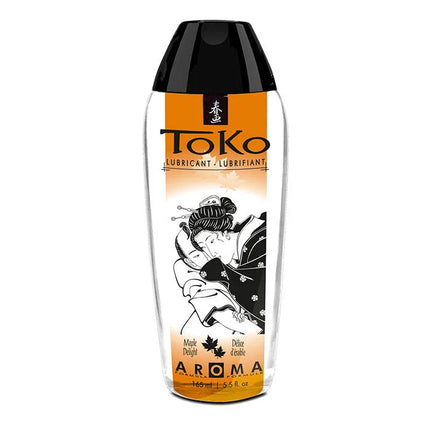 Klarer plastikflasche mit schwarzem verschluss und orangefarbenem etikett mit geisha-illustration für toko aroma gleitmittel